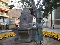 Antigua fuente y nuevo monumento a la mujer tinerfeña