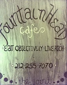 「FountainHead Cafe: Eat Objectively, Live Rich」と書かれた木製の看板