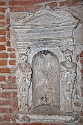 Hôtel de Brucelles : niche décorée de termes vêtus à l'antique dans l'escalier de la tour.