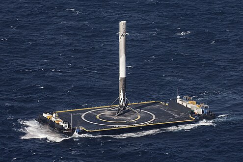 Le premier étage du 23e lancement après son appontage réussi sur la barge océanique autonome le 8 avril 2016.