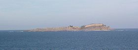 Vue de l'île d'Izaro depuis la côte.