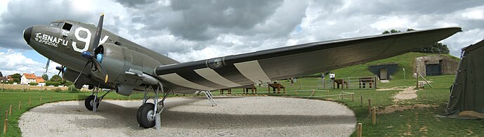 Le Douglas C-47A-80-DL (le C-47 est la version militaire du Douglas DC-3), numéro constructeur c/n 19539, matricule 43-15073, à la batterie de Merville.