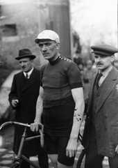 Photographie en noir et blanc d'un coureur cycliste.