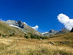 Vue de la Bessanèse située à gauche et de l’Ouille d'Arbéron au centre avec le glacier d'Arnès, depuis le versant mauriennais.