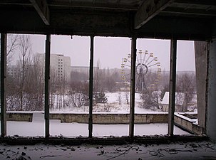 Noria abandonada en la ciudad