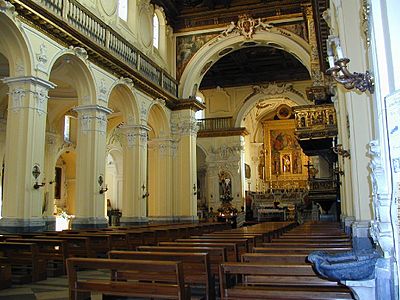 Intérieur de la collégiale Saint-Michel.