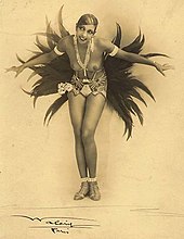 Joséphine Baker dans La Revue des Revues. La peinture en 1927 sur Commons L'art en 1927 sur Commons .