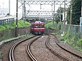 Un train roule sur sa voie au Japon. L'autre voie est dégagée pour un train croiseur.