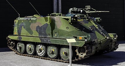 Pansarbandvagn 302 i FOA-fyrtonsmönster.