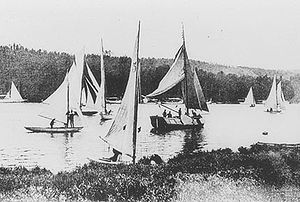 Embarcações preparam-se para as competições de vela em 1900.