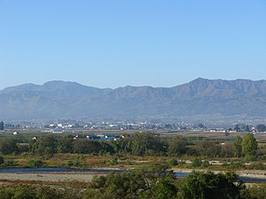 博士山（左）、明神ヶ岳（右）