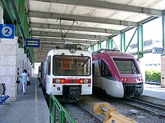 E86 ET 18 et Coradia Meridian ETi 8/8 403 dans la nouvelle gare de Trente.