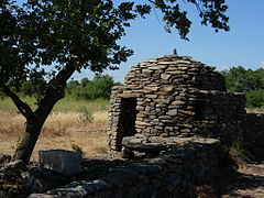 Caux, Hérault : reconstruction récente (dôme surbaissé en retrait, épi).