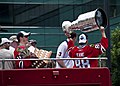 Jonathan Toews tenant le trophée Conn-Smythe et Patrick Kane levant la coupe Stanley à la suite de la victoire de Chicago en 2010.