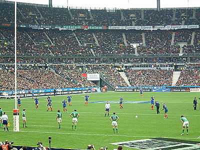 Frédéric Michalak tente une pénalité lors de France-Irlande du Tournoi des VI Nations 2004 au Stade de France