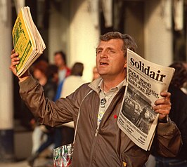 Kris Merckx verkoopt de krant Solidair op een betoging in Brussel tegen de plaatsing van kernraketten, 20 oktober 1985