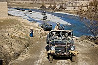 Patrouille met Patria XA-188 GVV-pantserwagens en MB 290GD-terreinwagens nabij het plaatsje Ferosia in Uruzgan, januari 2008