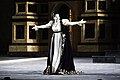 Un cantante d'opera in una produzione di Tosca