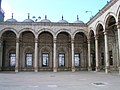 I portici del cortile interno della Moschea di Muhammad Ali al Cairo.