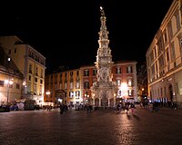 La piazza verso il palazzo Pandola. Al centro insiste l'obelisco dell'Immacolata (vista notturna)