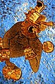 Mural arqueológico con figura de guerrero sobre fondo azul maya