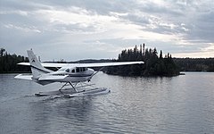 Hydravion décollant de Windigo. Beaver Island (Île Castor) est à droite dans le fond.