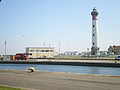 Phare de Ouistreham vu du terre-plein de l'écluse.