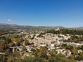 The village overlooked by the Château de Villeneuve-Loubet