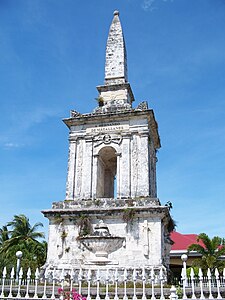 Monumento al Magelano en Maktano (Filipinoj) starigita de la registaro de Isabel la 2-a.