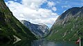 Crique entourée de hautes montagnes, autrefois vallée glaciaire.