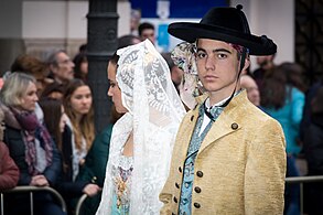 Pareja vestida de valencianos