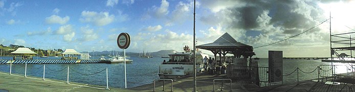 Vue de la gare multimodale de Fort-de-France à la Pointe-Simon, bateau Vedettes Madinina pour les Trois-Îlets.