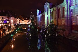 Le marché couvert illuminé la nuit.