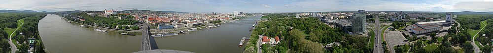 Panoramo pri Bratislava, kun Danubio. Sinistre, l'antiqua quarteri.