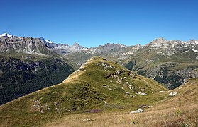 Montagnes près de Tignes, à l'est.