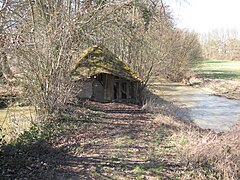 Le lavoir encadré par l'Ouanne à droite et le chenal à gauche.