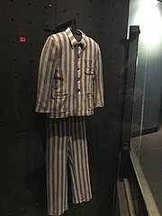 Este uniforme en exhibición fue usado por prisioneros en campos de concentración nazis.