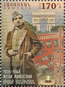 Numérisation d'un timbre en couleur représentant Missak Manouchian en uniforme militaire. Derrière lui, l'Arc de triomphe et l'Affiche rouge.