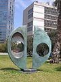 Barbara Hepworth, Dvije forme - podijeljen krug, 1969.