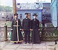 Far i traditionel tøj poserer med søn og datter i mere vestligt tøj (Zlatoust, Ural, 1910)