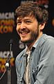 Alexander Vlahos interpreta Mordred.