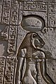 Sekhmet afgebeeld met haar zonneschijf en cobra-kroon op een reliëf in de tempel van Kom Ombo