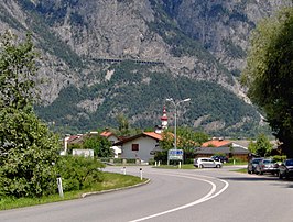 De Sellraintalstraße vlak voor de kruising met de Axamer Straße (L394) bij Kematen in Tirol