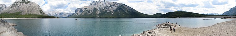 Vue panoramique du Lac Minnewanka enAlberta