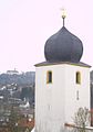 Kirche, im Hintergrund Schloss Greifenstein