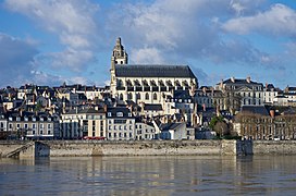 La cathédrale vue depuis le quai Amédée Contant, en Vienne.