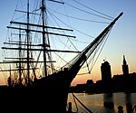 Le Duchesse Anne, façon nuit américaine, devant le Musée portuaire de Dunkerque face à l'Hôtel de ville.