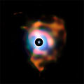 Nebulosa attorno alla supergigante rossa Betelgeuse ripresa con VISIR.