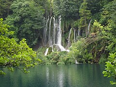 Une des premières chutes d'eau du parc.