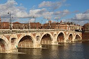 Ses arches en forme d'anse de panier, c'est-à-dire plus larges que hautes, autorisent moins de piles et/ou un dénivelé plus modéré.